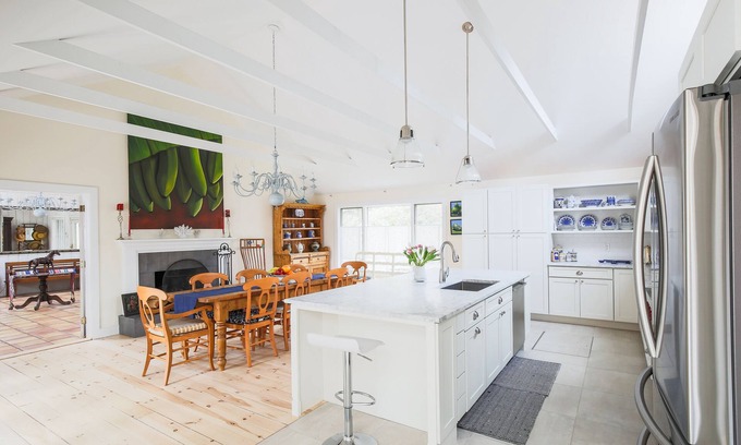 East Hampton North House | SUNNY, OPEN AND SPACIOUS TASTEFULLY RENOVATED OASIS TWO MINUTES TO TOWN