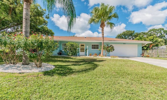 Arlington Park House | Sunny Palms - Spacious home with private garden by Gulfcoast Holiday Homes