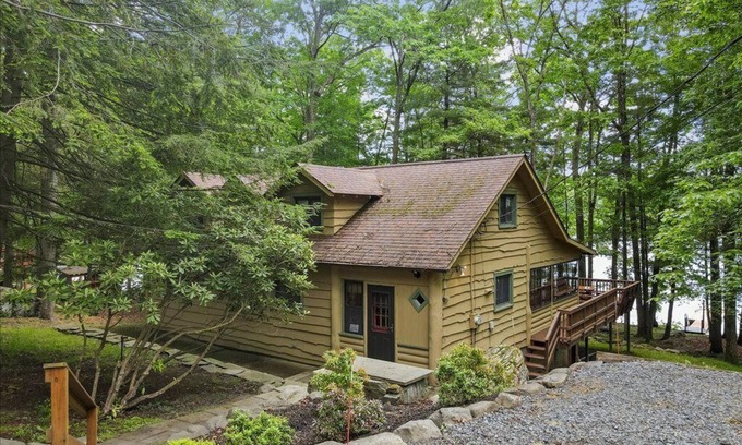 Sunny Point Cabin | Sunny Point Lake Wallenpaupack Lakefront with private dock - 4 bedroom sleeps 9
