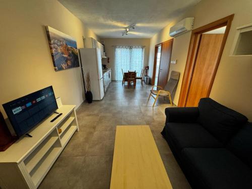 Għadira Apartment | Sunny Retreat - 2 mins from the Sea