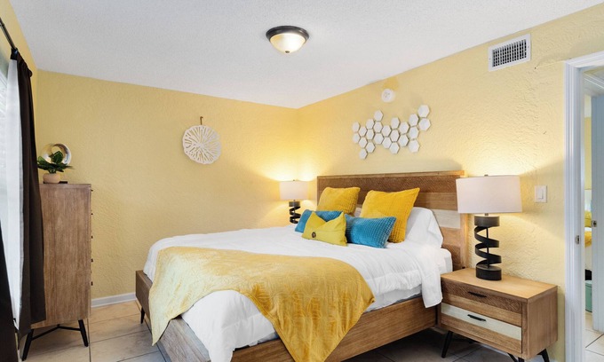 Indian Harbour Beach Apartment | Sunny Sea~ Walk to the beach, Pool, BBQ, Gym, Game