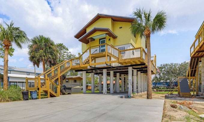 Suwannee House | 'Sunny Side Up' Canal-Front Getaway w/Dock!