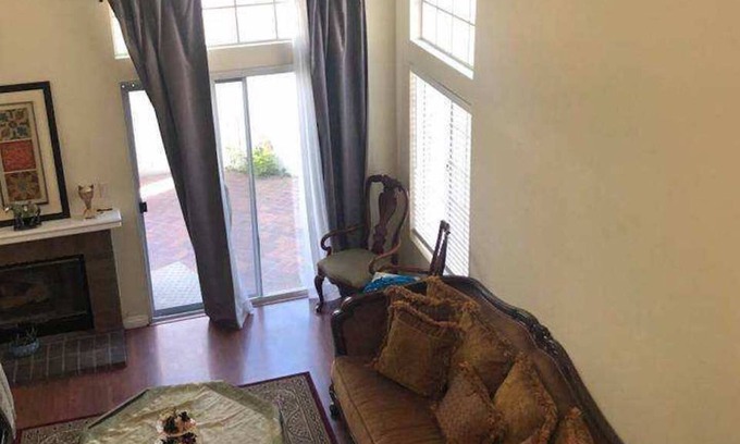 Tustin House | Sunny & Spacious Orange County Townhome 2/2.5