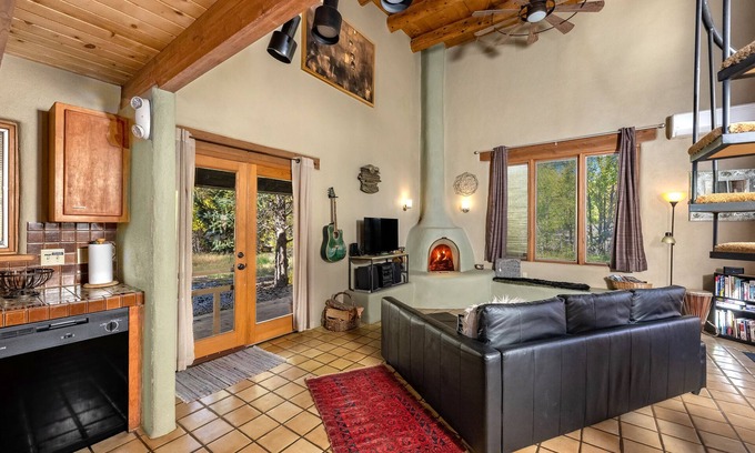 Taos House | Sunny Spacious Taos Adobe Casa