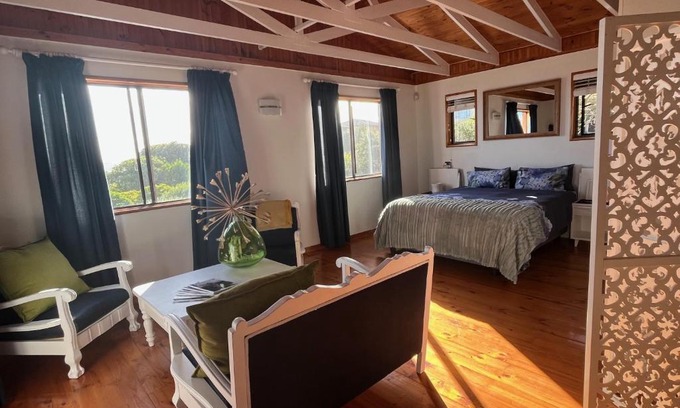 Brenton-on-Sea Apartment | Sunny studio in the sky