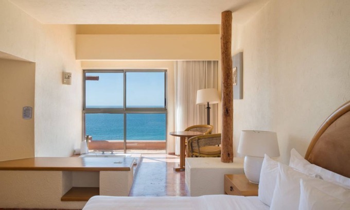 San Jose del Cabo Hotel | Sunny Studio Oasis with Easy Beach Access