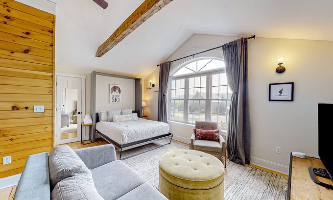 Waterbury Center Apartment | Sunny suite in a 1790s farmhouse with shared hot tub & deck - near bike/hike/ski