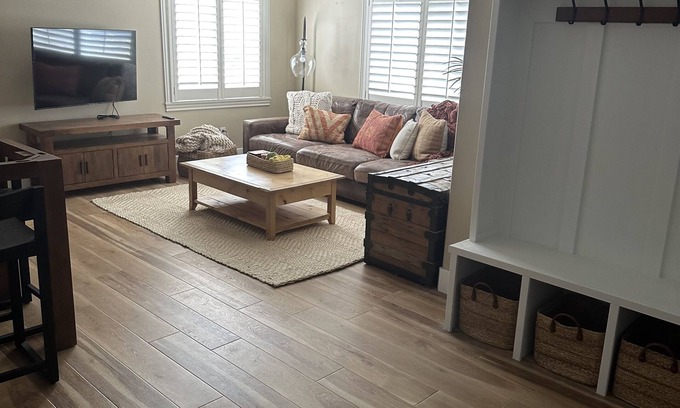 Draper Apartment | Sunny Suite! New Basement Retreat: Cozy & Spacious with Full Kitchen