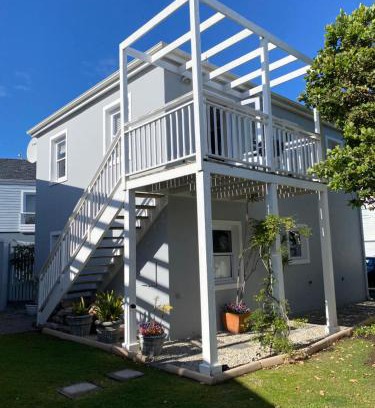Knysna Apartment | Sunny Thesen Islands Cottage