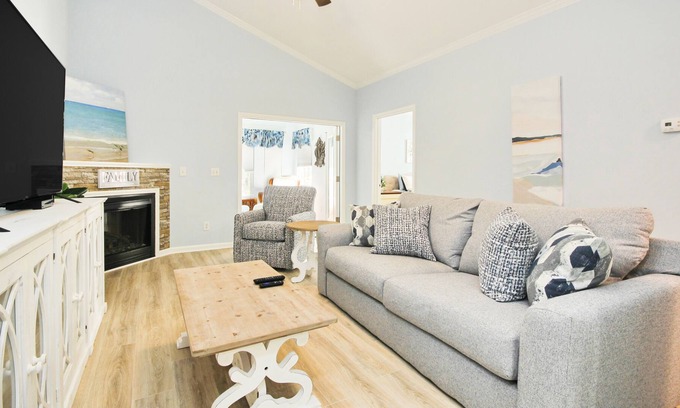 Vaught Condo | Sunny, third-floor condo with fireplace, pool, & tennis - near golf & beach