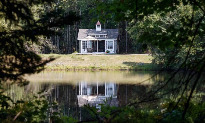 Whitefield House | Sunny Waterfront Cottage on Private Lake