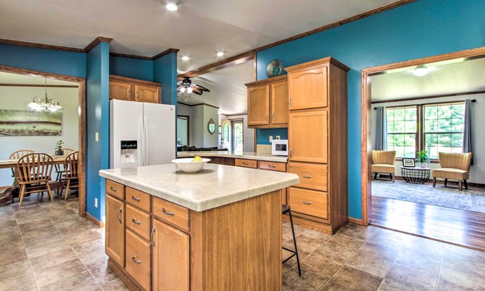 Wisconsin Dells Apartment | Sunny Wisconsin Dells Apartment w/Deck & Fire Pit