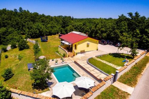 Svetvincenat House | Sunny yellow house with a pool