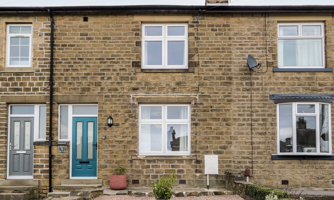 Silsden Cottage | SUNNYMEDE, family friendly, with a garden in Silsden