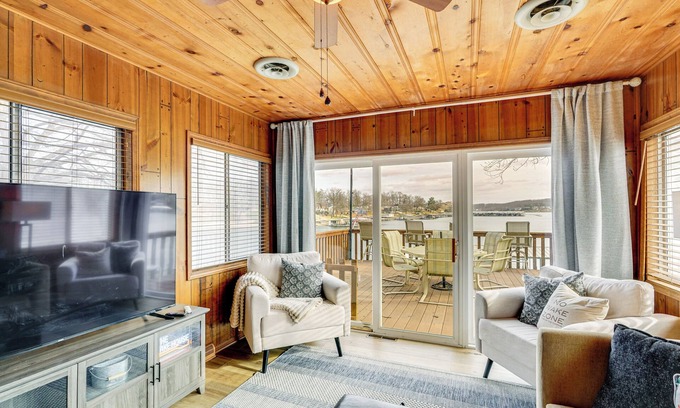 Sunrise Beach Cabin | Sunrise Beach Lake House w/Water Views & Dock!