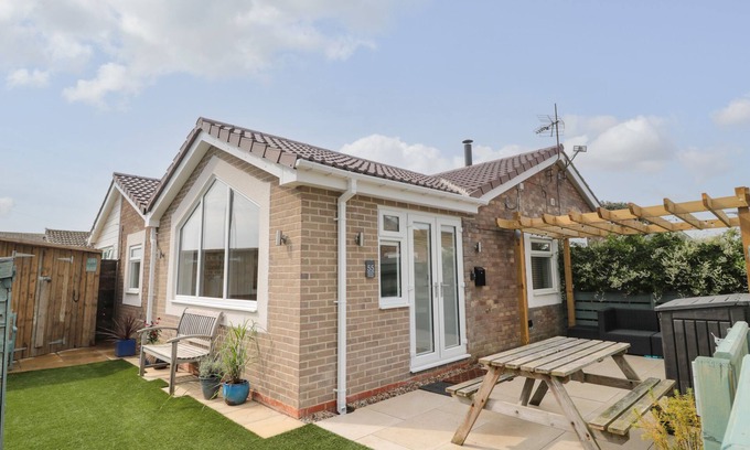 Beadnell Cottage | SUNRISE COTTAGE, pet friendly, country holiday cottage in Beadnell