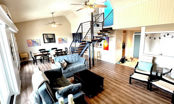 South End Condo | Sunrise Ocean and Sunset Bay Views 3-bd, 2.5 bath, PENTHOUSE with elevator!