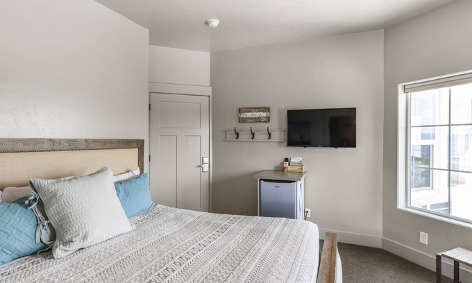 Harbor Village Hotel | Sunrise Resort Room #306 | 1 Bed, 1 Bath