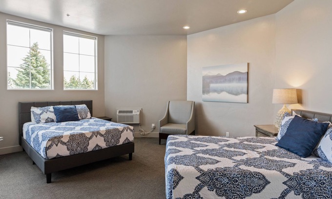 Harbor Village Hotel | Sunrise Resort Room #203 | 2 Bed, 1 Bath