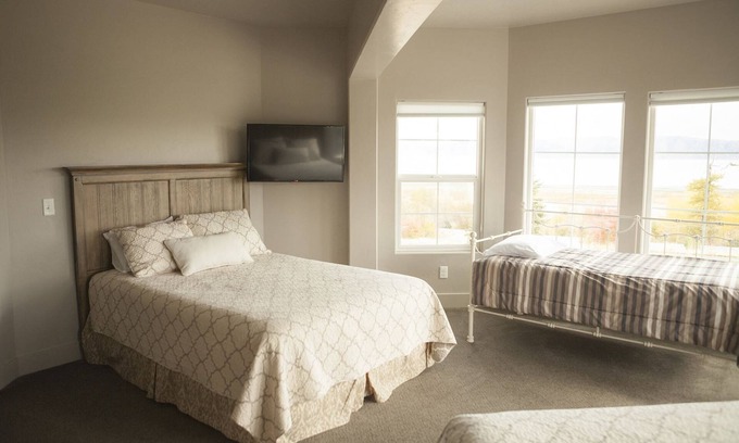 Harbor Village Hotel | Sunrise Resort Room #307 | 2 Bed, 1 Trundle, 1 Bath