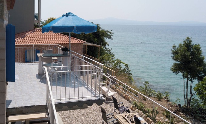 Paralia Vergas Apartment | Sunrise seaside retreat Apartment in Almyros, Kalamata