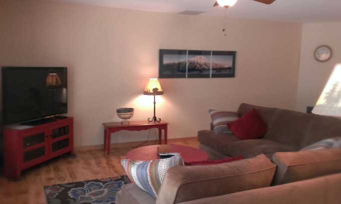 Mountain Village East House | Sunriver Home, 3BR/2BA, Hot Tub, Bikes * Unlimited SHARC Swim Passes