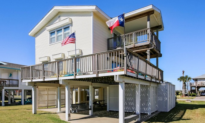 Spanish Grant House | Sunsational is a 2nd row beach house in Spanish Grant