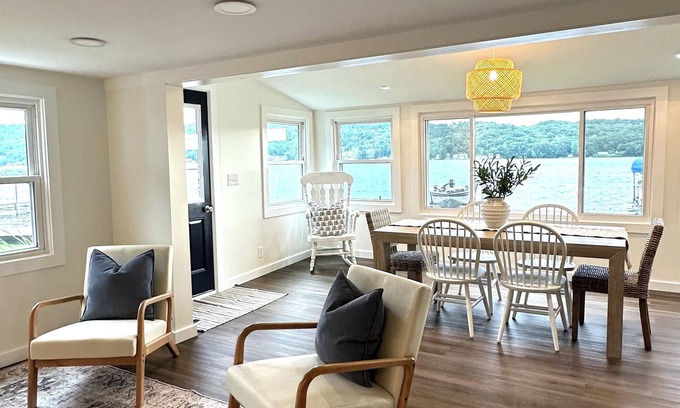 Moravia Cottage | Sunset Bungalow on the water