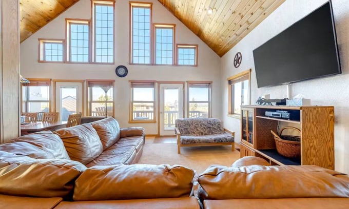 Fraser Ski Chalet | Sunset Chalet - 3Bed, Loft, 2Bath - Sleeps up to 12