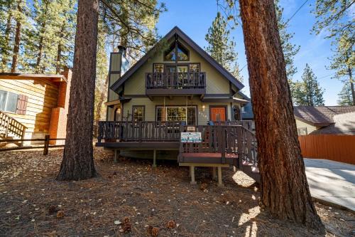 Moonridge Ski Chalet | Sunset Chalet - Cozy and spacious cabin nestled among tall pines with Hot Tub!