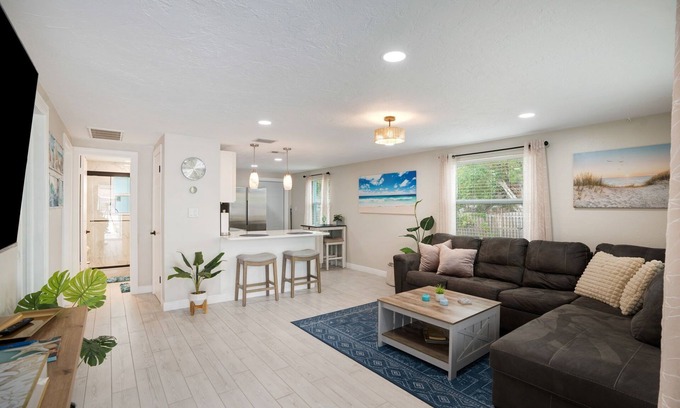 Bayshore Gardens House | Sunset Cottage: New Renovation, Modern 2BR