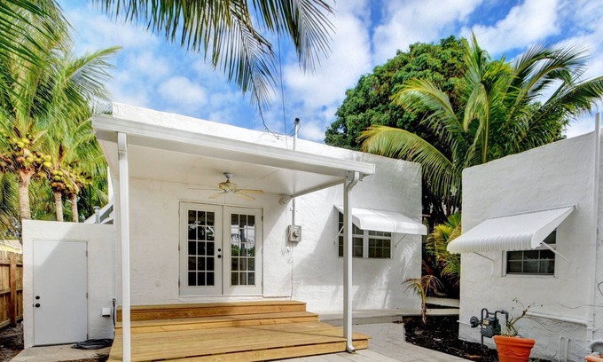 Palm Beach - West Palm Beach Cabin | Sunset Cottage West Palm Beach/Close to Downtown/ Shops/ Pet Friendly