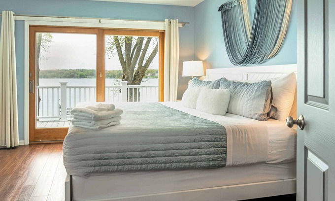 Delavan Lake House | Sunset Getaway on Delavan Lake – Waterfront 4 BDR, Pet Friendly!