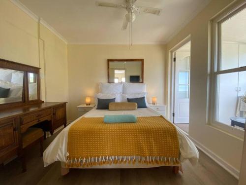 Capri Apartment | Sunset Haven: Mountain Views & Office Space