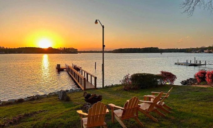 Newberry Shores House | Sunset Hideaway 4BR | Sleeps 12 | 2 Kayaks