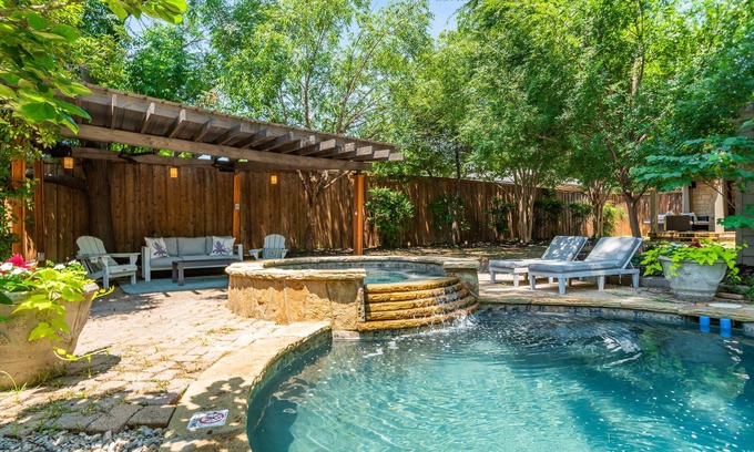 Oak Cliff House | Sunset House - Luxury Pool and Hot Tub Retreat