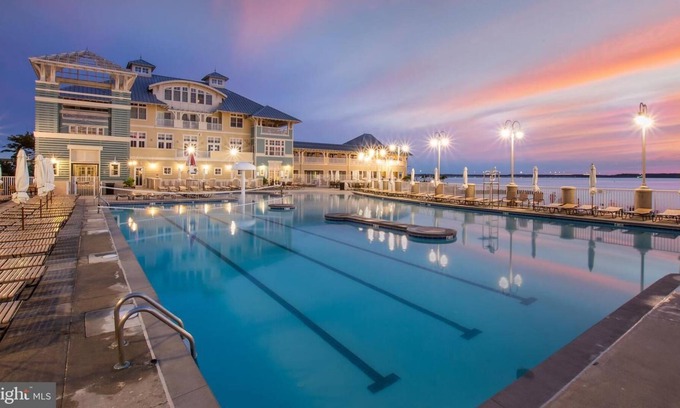 Sunset Island House | ⭐️SUNSET ISLAND Luxury Large Home IN/Outdoor Pools Private Beach Parking Linens⭐️