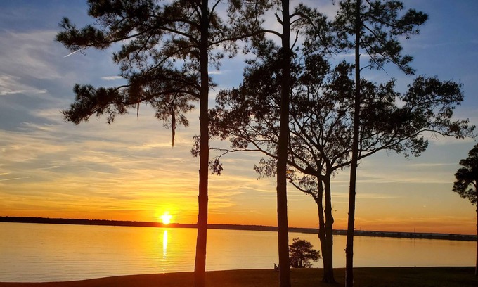 Summerton Condo | ☀️ Sunset Oasis - Lakefront Condo 🚤