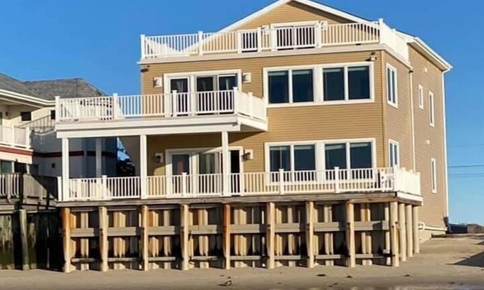 Green Creek House | SUNSET POINT IN PIERCES POINT (3BR/2BA) WATER FRONT HOME