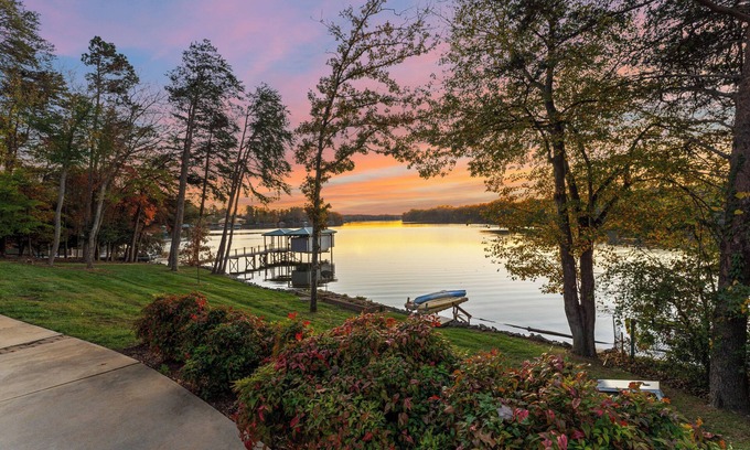 Troutman House | Sunset Pointe by AvantStay | Waterfront, Beach, Fire Pit | Sleeps 14 | 5BDR 4BA
