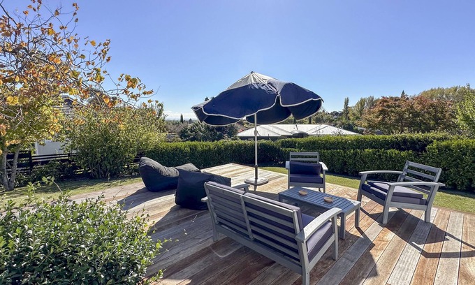 Havelock North House | Sunset Sanctuary - Havelock North Holiday Home