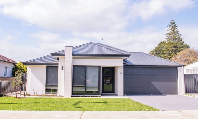 Busselton House | Sunset Shores | 4BR Pool Retreat in Busselton