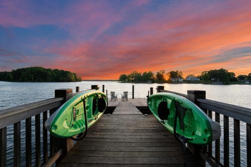 Mayhew House | Sunset Shores Resort: The Homestead Hot TUB