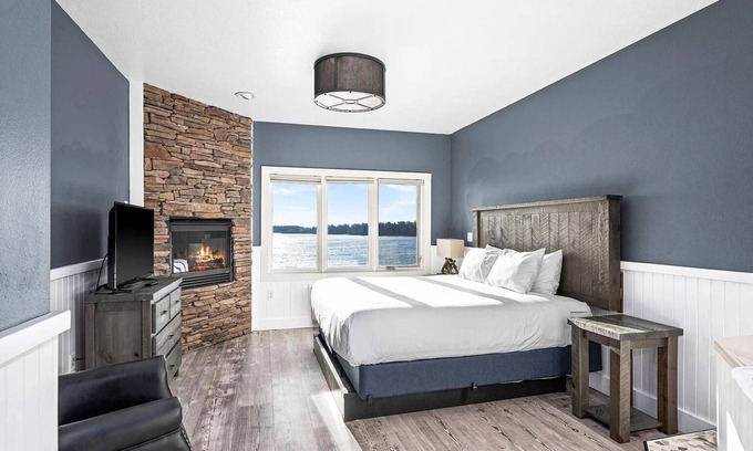 Two Harbors Condo | Sunset Suite on Lake Superior - Pool & Hot Tub