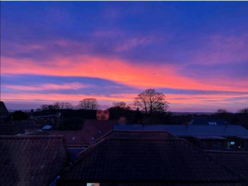 Holt Apartment | Sunset View, 2 bedrooms in the heart of Holt with parking