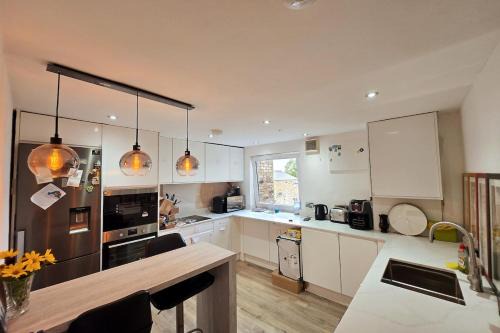 West Norwood Apartment | Sunset View 2BR Apartment - Beautiful London View & Free Parking