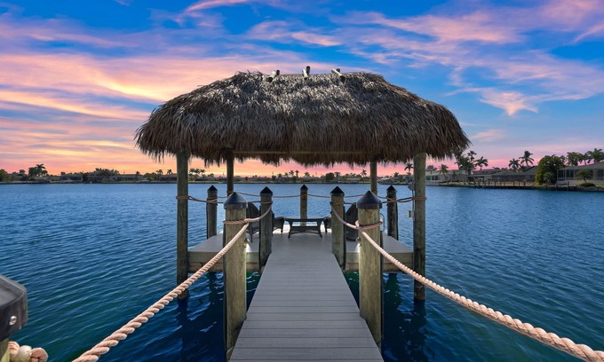 Eight Lakes House | Sunset villa downtown Cape Coral