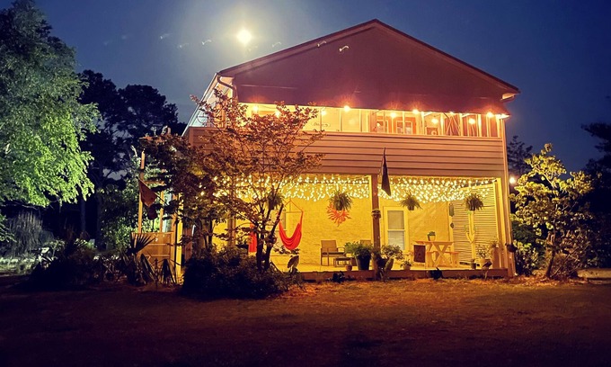 Beaufort House | Sunsets and Siestas - Pet Friendly - Creek View Coastal Cottage