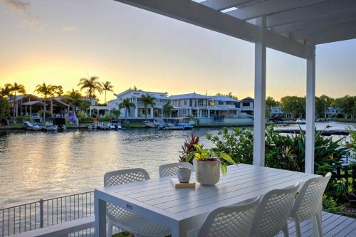 Noosaville Apartment | Sunsets at Snowmas, Pooch Friendly & Stunning View