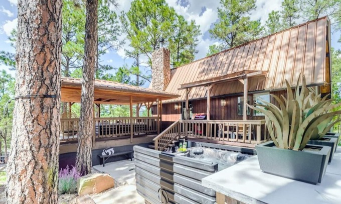 Ruidoso Ski Chalet | Sunsets & Lattes: Hot Tub/Decks/Views/Mtn Luxury